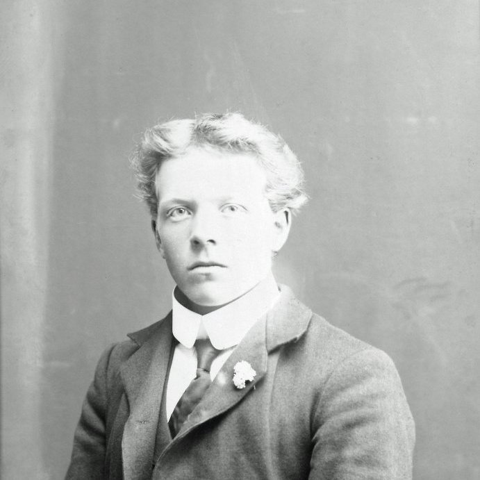 Glúmur Hólmgeirsson, Vallakoti.