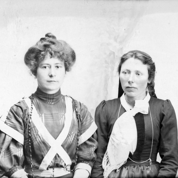 Guðrún Magnúsdóttir og óþekkt kona.