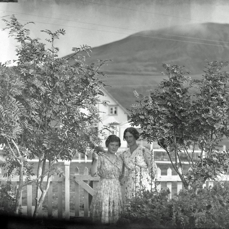 Þóra Steingrímsdóttir - Þóra og Þorleif í garðinum við Formannshúsið á Húsavík.