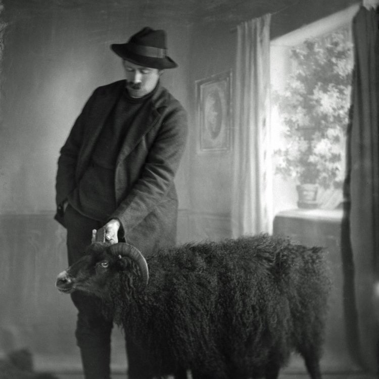 Páll frá Svínadal með sauð.