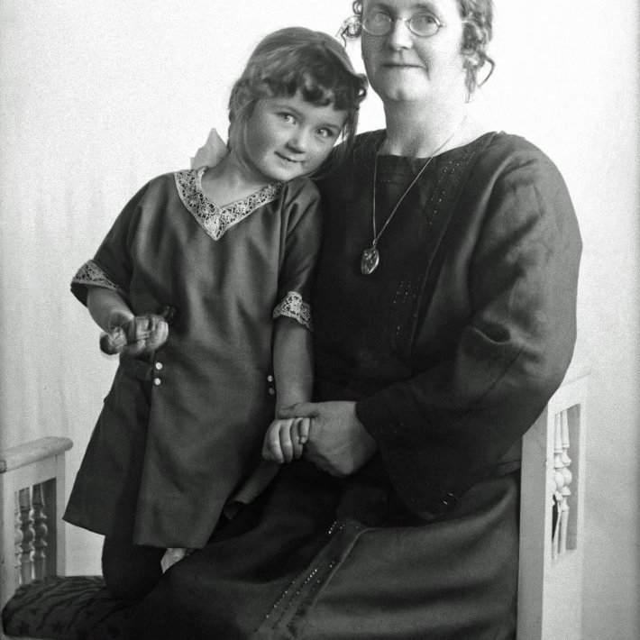 Frú Lissie, Halldórsstöðum Laxárdal og fósturdóttir hennar.