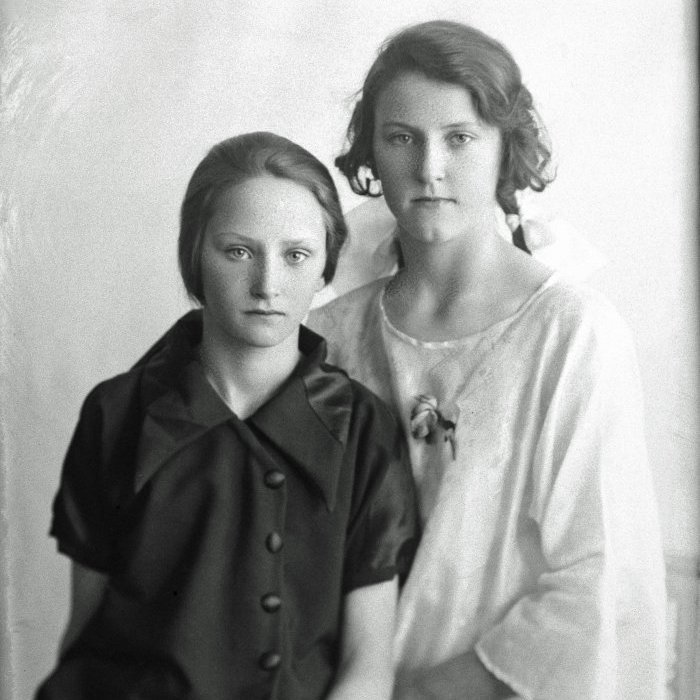 Jóna Jóhannesdóttir, Saltvík og systir hennar.