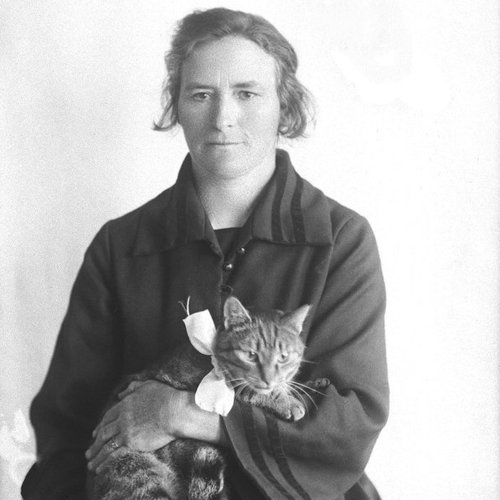 Axelína Eyjólfsdóttir með kött.