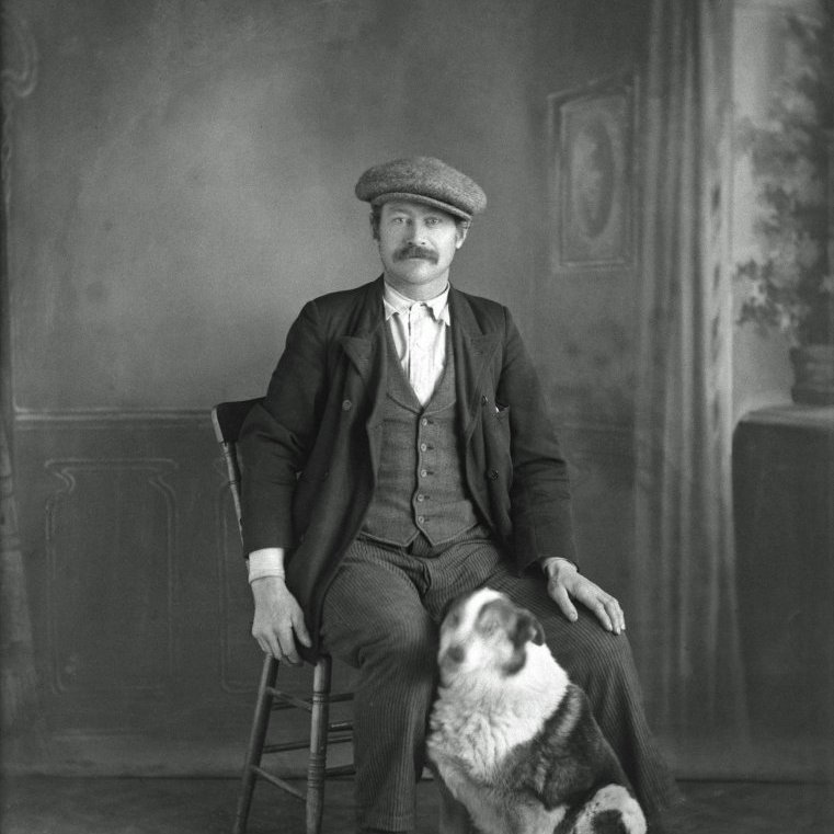 Þorvaldur frá Sandhólum með hund 1927.