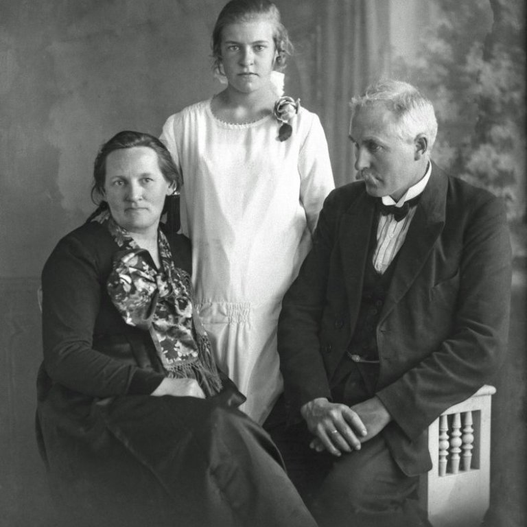 Benedikt Björnsson, skólastjóri með konu og dóttur 1927.