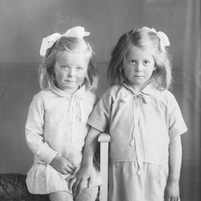 Ingólfur Indriðason, Húsabakka - tvær telpur.