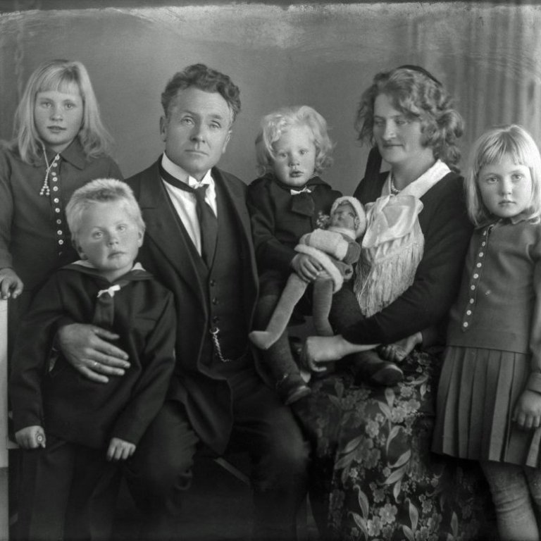 Jón Þorbergsson, Laxamýri með fjölskyldu.