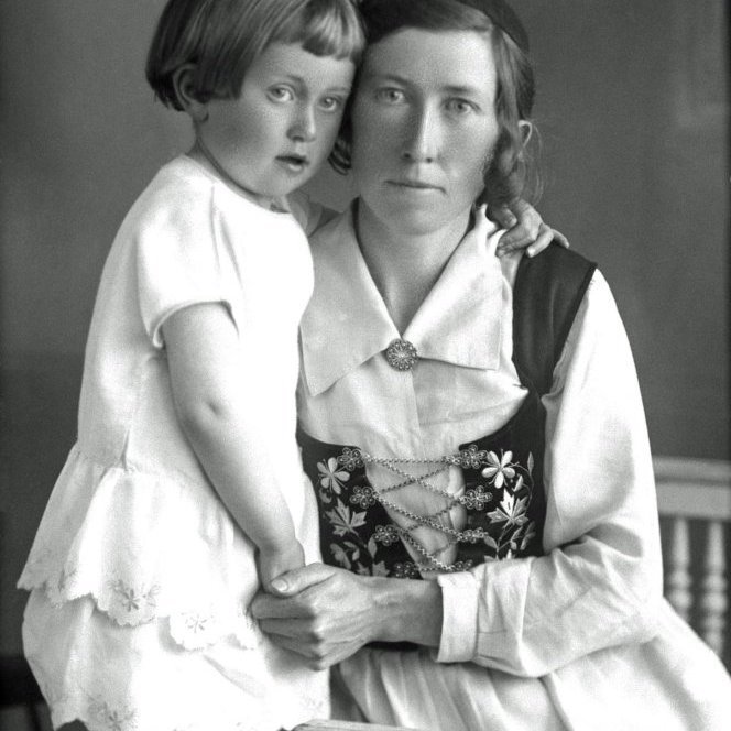 Jónas Guðmundsson Fagranesi af konu og telpu 1933.