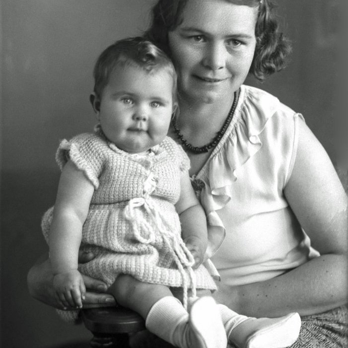 Gertrud Friðriksson með Aldísi Friðriksdóttur 1933.