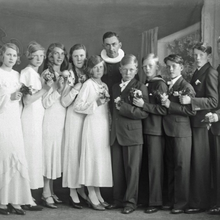 Sr. Friðrik A. Friðriksson með fermingarbörnin 1934-1935.