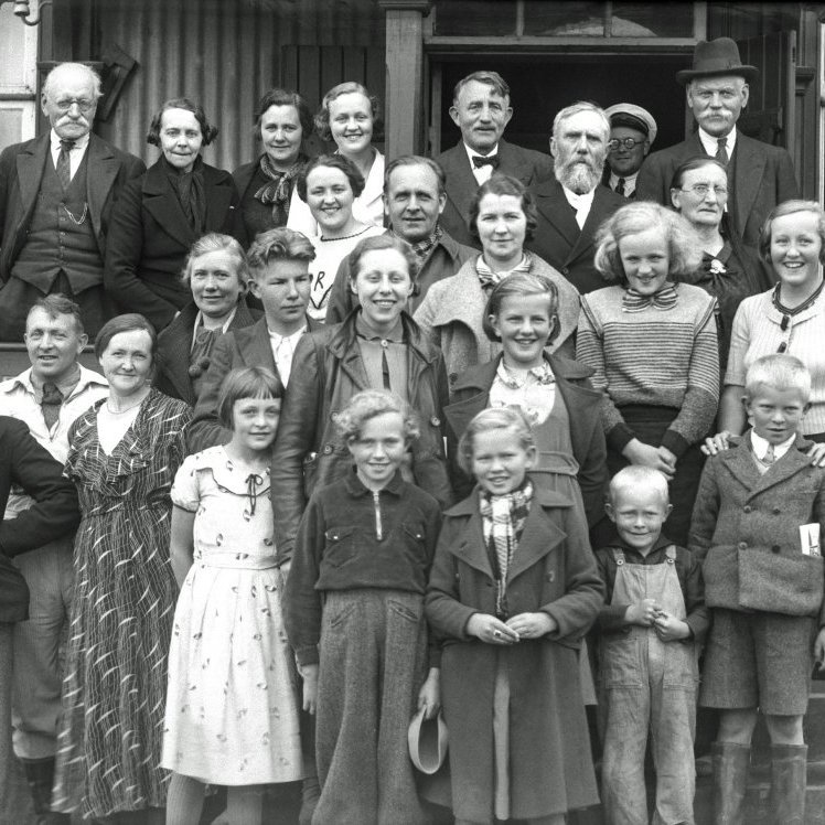 Bjarni Benediktsson - af fjölskyldunni í tröppunum á Bjarnabúð á Húsavík. 1936.