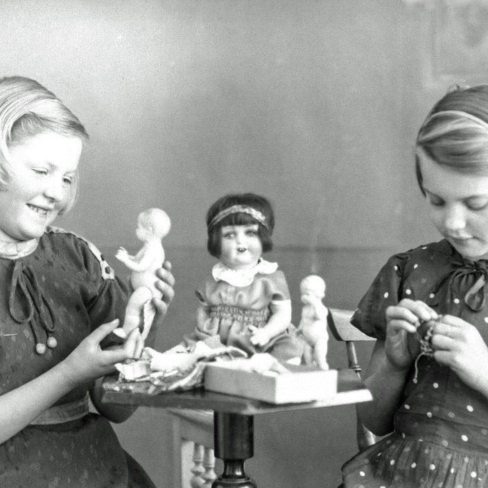 Björg Bragadóttir - B.B. og Magga með brúður. 1937.