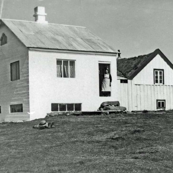 Kári Sigurjónsson. - Af húsinu. Hallbjarnarstaðir á Tjörnesi. Sigrún Árnadóttir. 1937.