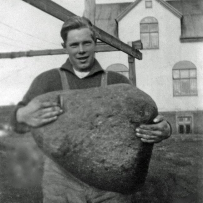 Einar Jónsson, Móbergi. Einar heldur á Sílalækjarsteininum. Steininn er 140 kg. 1938.