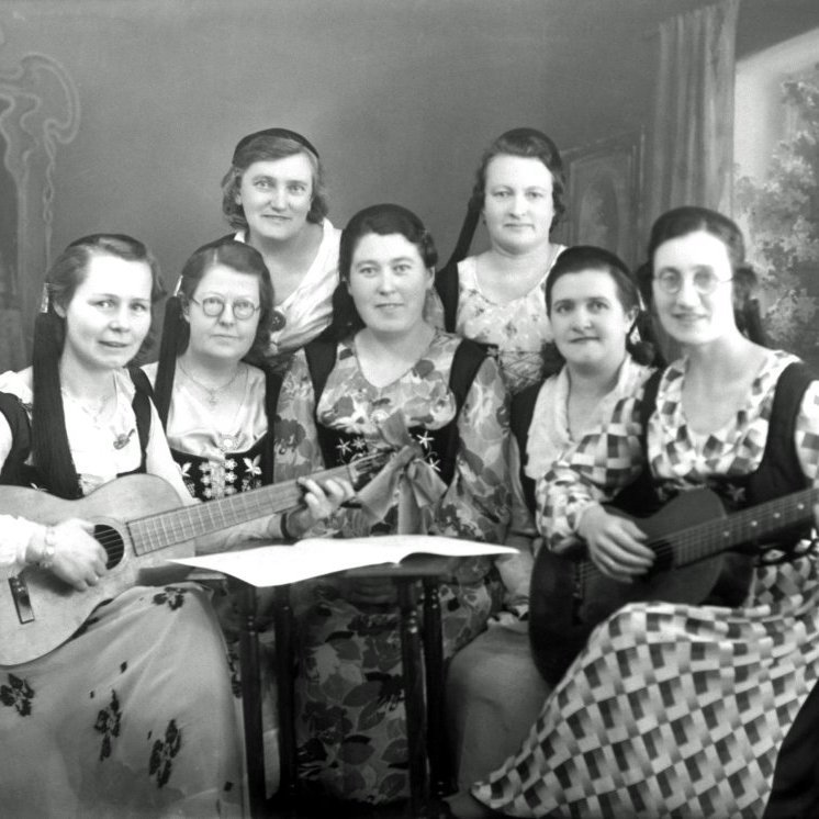 Prófastsfrúin Gertrud Friðriksson o.fl. úr Slysavarnaf. með gítara 1939.