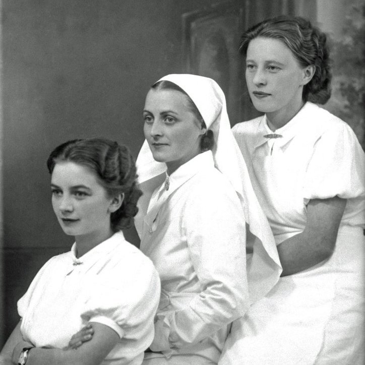 Ingibjörg Sveinsdóttir, hjúkrunarkona, Sigrún og Rebekka Pálsdóttir. 1939.